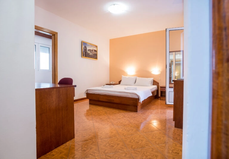 https://hotelmb.co.me/wp-content/uploads/2026/04/Cetvorokrevetna-soba-Budva-1.webp
