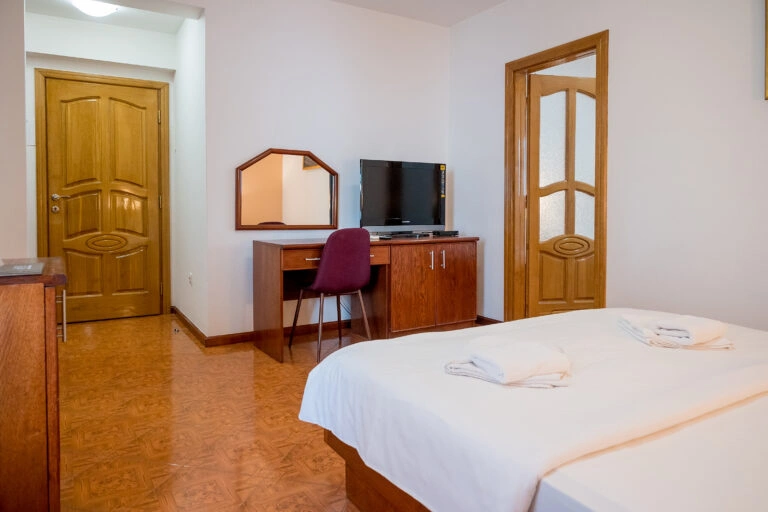 https://hotelmb.co.me/wp-content/uploads/2026/04/Cetvorokrevetna-soba-Budva-3.webp