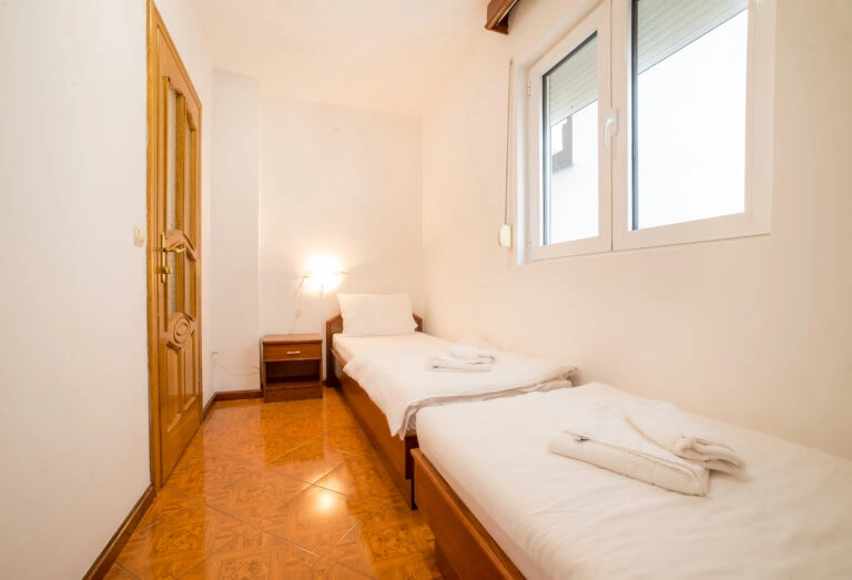 https://hotelmb.co.me/wp-content/uploads/2026/04/Cetvorokrevetna-soba-Budva-4.webp