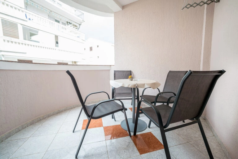 https://hotelmb.co.me/wp-content/uploads/2026/04/Cetvorokrevetna-soba-Budva-7.webp