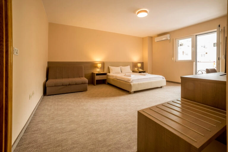 https://hotelmb.co.me/wp-content/uploads/2026/04/Dvokrevetna-soba-budva-1.webp