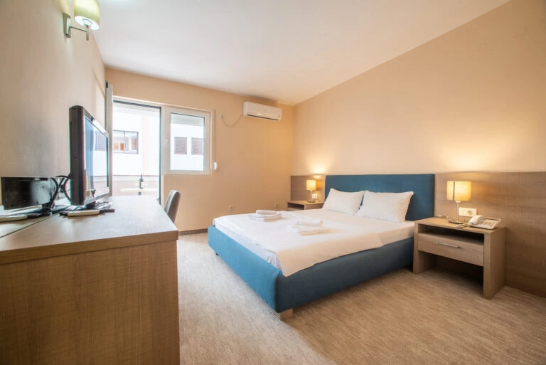 https://hotelmb.co.me/wp-content/uploads/2026/04/Dvokrevetna-soba-budva-3.webp