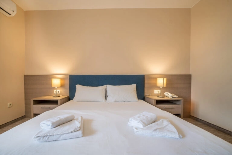https://hotelmb.co.me/wp-content/uploads/2026/04/Dvokrevetna-soba-budva-5.webp
