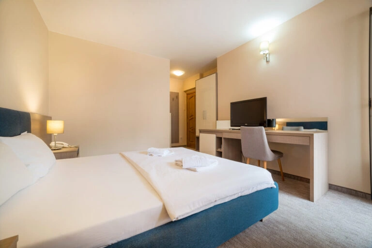 https://hotelmb.co.me/wp-content/uploads/2026/04/Dvokrevetna-soba-budva-6.webp