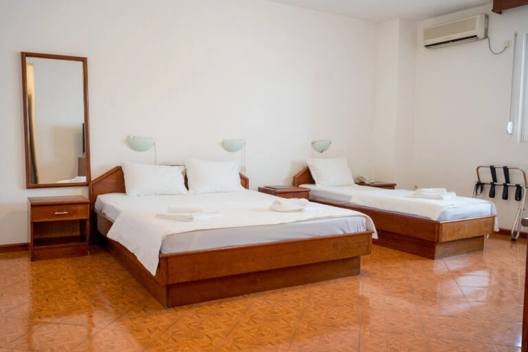https://hotelmb.co.me/wp-content/uploads/2026/04/Trokrevetna-soba-Budva-1.webp