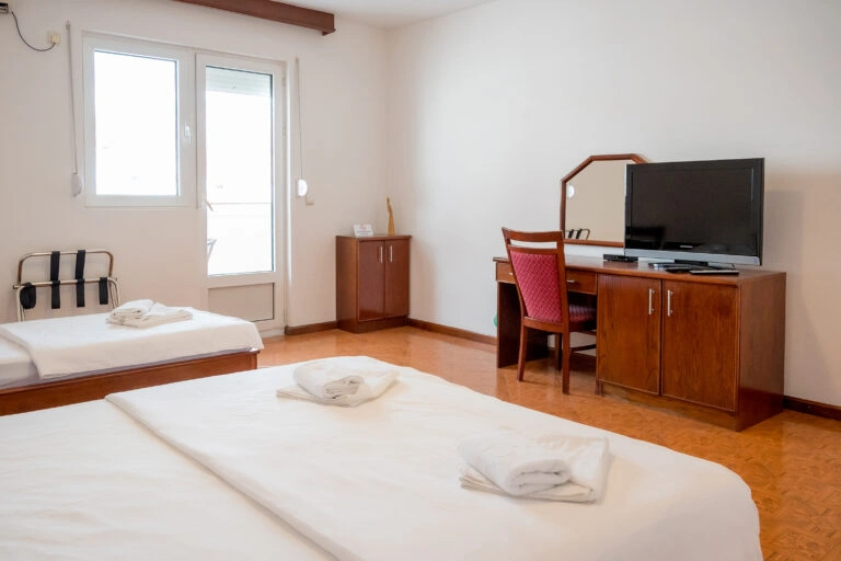 https://hotelmb.co.me/wp-content/uploads/2026/04/Trokrevetna-soba-Budva-5.webp