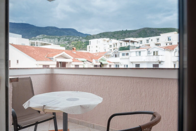 https://hotelmb.co.me/wp-content/uploads/2026/04/Trokrevetna-soba-Budva-6.webp